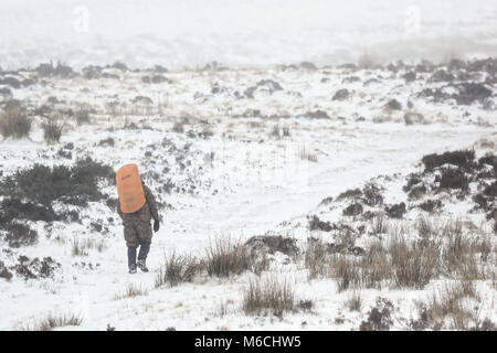 Wetter BILD WALES dargestellt: Ein Mann steigt der Weg auf den Gipfel des Penyfan in Geschichte Waffen, Brecon Beacons in South Wales, UK. Freitag, 02 März 2018 Stockfoto