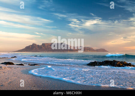 Malerischer Blick auf Table Mountain Kapstadt Südafrika von blouberg Stockfoto