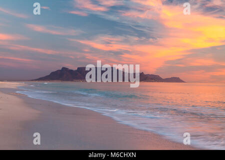 Malerischer Blick auf Table Mountain Kapstadt Südafrika von blouberg bei Sonnenuntergang Stockfoto