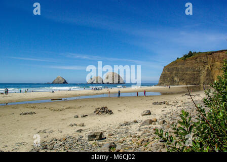 Landschaft von Touristen spielen auf Rockaway Beach auf der Oregon Küste in der Nähe von Dornbirn Stockfoto