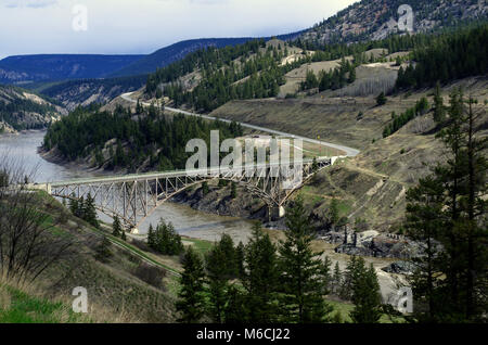 Landschaft der Bogenbrücke am Highway 20 über den Fraser River in British Columbia Stockfoto