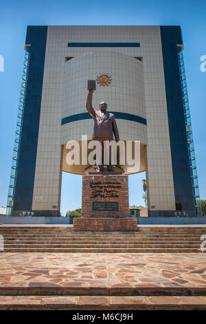 Unabhängigkeit Memorial Museum, mit der Statue von Dr. Sam Nujoma, Windhoek, Namibia Stockfoto