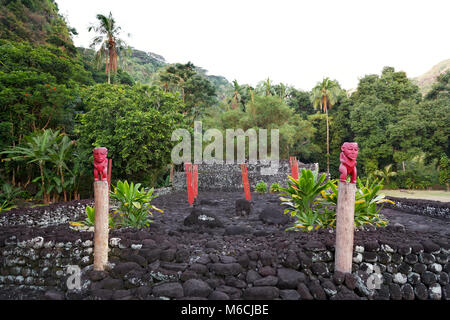 Hölzerne Statuen, Marae Mahaitea, Kultstätte, Tahiti, Französisch-Polynesien Stockfoto
