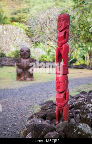 Hölzerne Statue, Marae Mahaitea, Kultstätte, Tahiti, Französisch-Polynesien Stockfoto
