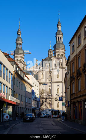 Würzburg, Deutschland - Januar 14, 2018: St. Johannes (Stift Haug) Pfarrkirche in Würzburg, Ansicht von Haugerpfarrgasse, vertikale Bild. Stockfoto