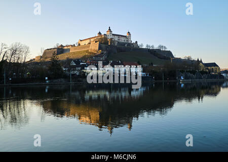 Die Festung Marienberg in Würzburg im Wasser der Main am Abend wider Stockfoto