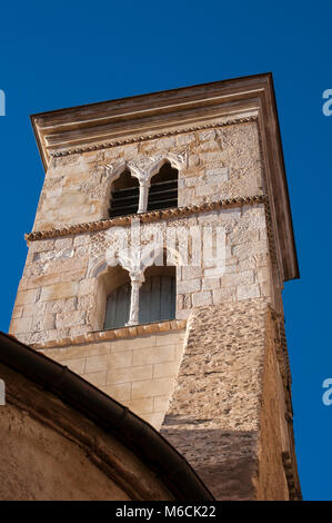 Korsika: der Glockenturm der Basilika Santa Maria Maggiore, eine romanische Stil der Römisch-katholischen Kirche in Bonifacio Stockfoto