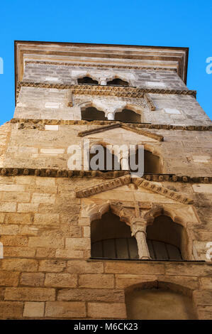 Korsika: der Glockenturm der Basilika Santa Maria Maggiore, eine romanische Stil der Römisch-katholischen Kirche in Bonifacio Stockfoto