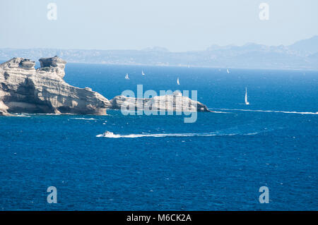 Korsika: Segelboote Segeln in der Meerenge von Bonifacio, die Strecke des Meeres zwischen Korsika und Sardinien Stockfoto