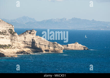 Korsika: Segelboote Segeln in der Meerenge von Bonifacio, die Strecke des Meeres zwischen Korsika und Sardinien Stockfoto