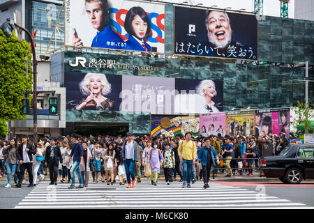 Shibuya Crossing, Tokyo Japan - Massen auf dem Zebrastreifen Stockfoto