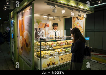 Korot (süß verpackt Crepes) Street Food stall in Tokio, Japan Stockfoto