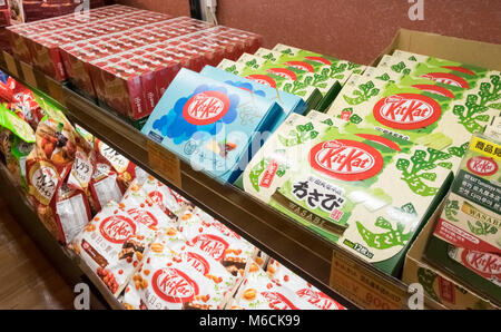 Grüne Kit Kat und anderen japanischen Schokolade Bonbons auf Verkauf in Tokio, Japan. Stockfoto