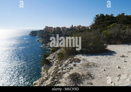 Korsika: Luftaufnahme des weissen Kalkfelsen von Bonifacio an der südlichen Spitze der Insel vor der Meerenge von Bonifacio Stockfoto