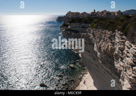 Korsika: Luftaufnahme des weissen Kalkfelsen von Bonifacio an der südlichen Spitze der Insel vor der Meerenge von Bonifacio Stockfoto