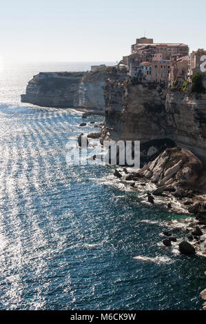 Korsika: Luftaufnahme des weissen Kalkfelsen von Bonifacio an der südlichen Spitze der Insel vor der Meerenge von Bonifacio Stockfoto