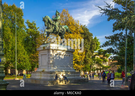 Die Statue von König Vittorio Emanuele II., (Victor Emmanuel) an der Piazza Bra, Verona, Italien Stockfoto