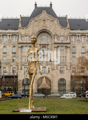 Mädchen aus Buda steht in der Innenstadt von Budapest als temporäre und Reisen Skulptur Kunstwerke von Iran Shakine auf Anzeige im November 2017 Stockfoto