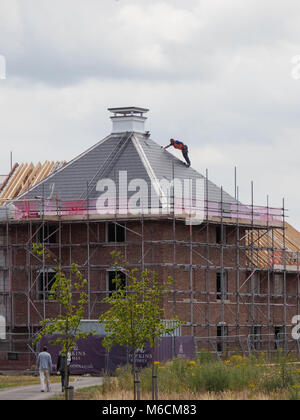 Dach DACHDECKER ARBEITEN AUF EINER BAUSTELLE, NEUBAU IM BAU FÜR HOPKINS WOHNUNGEN, STALHAM NORFOLK Stockfoto