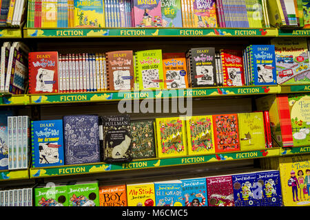 Kinderbücher Kinder Buch Display Buchladen, Buchladen Bücherregal Lernen Bildung UK Display Bücher, Lesekonzept, Lernen, Kinder Bücherregal Stockfoto