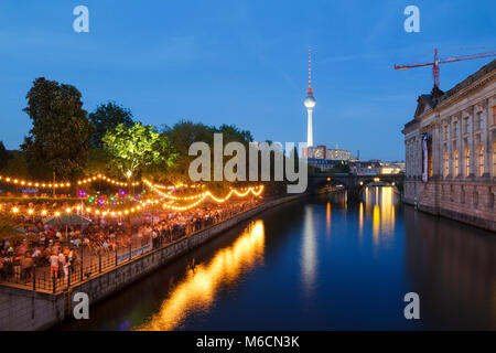 Menschen in Spree am Flussufer auf der Museumsinsel mit dem Fernsehen Turm im Hintergrund Stockfoto