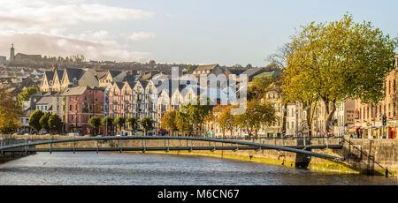 Ein Blick auf den Fluss Lee und die bunten Gebäude am Wasser in Cork, Irland Stockfoto