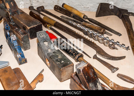 Verschiedene alte Werkzeuge, die von den Handwerkern bei ihrer Arbeit bei der Aufrechterhaltung der York Minster verwendet. Stockfoto