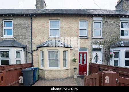 Ein typisch englisches Reihenhaus Reihe von Häusern in Cambridgeshire mit einem Erker, Doppelverglasung und ein Block pflastern Auffahrt. Stockfoto