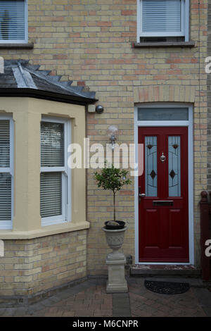 Ein typisch englisches Reihenhaus Reihe von Häusern in Cambridgeshire mit einem Erker, Doppelverglasung und ein Block pflastern Auffahrt. Stockfoto