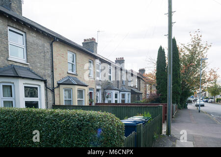 Ein typisch englisches Reihenhaus Reihe von Häusern in Cambridgeshire mit einem Erker, Doppelverglasung und ein Block pflastern Auffahrt. Stockfoto