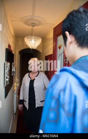 Eine internationale ausländischen Studenten können sich in seine Schüler zu Hause lassen. Stockfoto