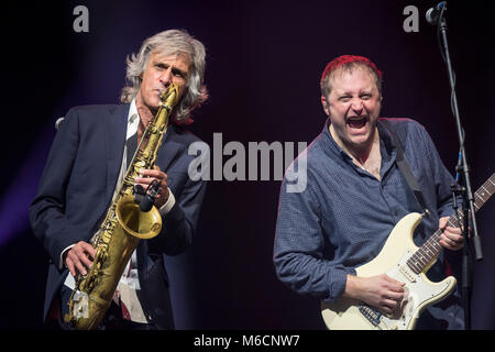 Wroclaw, Polen. 27. Februar, 2018. Konzert der Band Dire Straits Erfahrung. Bild: Chris White (L) und Tim Walters (R). Stockfoto