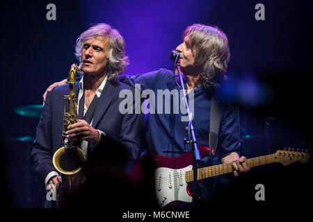 Wroclaw, Polen. 27. Februar, 2018. Konzert der Band Dire Straits Erfahrung. Bild: Chris White (L) und Terence Reis (R) Stockfoto