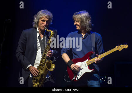 Wroclaw, Polen. 27. Februar, 2018. Konzert der Band Dire Straits Erfahrung. Bild: Chris White (L) und Terence Reis (R) Stockfoto