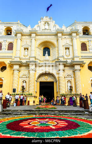 Antigua, Guatemala - 15. März 2015: Handgefertigte gefärbte Sägespäne Fastenzeit Prozession Teppich außerhalb der Kirche La Merced in der Stadt mit den berühmten Heiligen Woche feiern. Stockfoto
