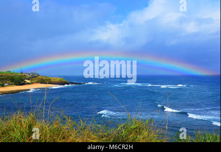 Regenbogen über Hookipa Beach Park auf Maui, Hawaii Stockfoto