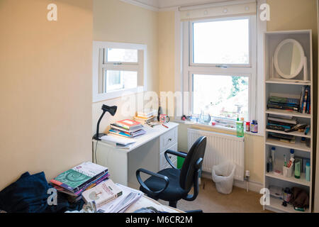 Studenten Zimmer in einem Studentenhaus lassen, während Sie bleiben mit dem Hausbesitzer sind, die das Bett und der Schreibtisch Bereiche Stockfoto