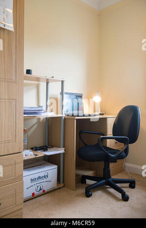 Studenten Zimmer in einem Studentenhaus lassen, während Sie bleiben mit dem Hausbesitzer sind, die das Bett und der Schreibtisch Bereiche Stockfoto