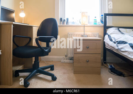 Studenten Zimmer in einem Studentenhaus lassen, während Sie bleiben mit dem Hausbesitzer sind, die das Bett und der Schreibtisch Bereiche Stockfoto