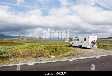 Reisemobil auf einem kleinen Pfad in der wilden Natur des Stekenjokk, Lappland geparkt. Stockfoto