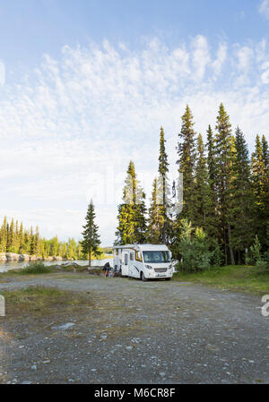 Wohnmobil parken in der Wildnis Lapplands, in der Nähe von Dikanas. Stockfoto