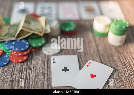 Poker Holz Tisch mit Karten und Chips Stockfoto