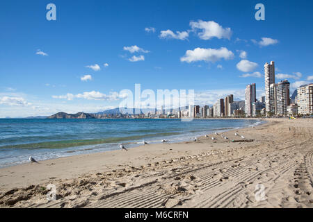 Winter in Benidorm und der Strand ist fast leer. Stockfoto