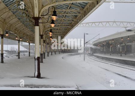 Schnee bedeckt geschwungenen Plattform und canooy der Wemyss Bay Station Stockfoto