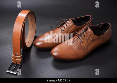 Das elegante Leder Herren Kleidung Schuhe und Gürtel. Stockfoto