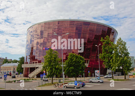 "Große gelbe" Konzertsaal in der Stadt Liepaja, Lettland gegen ein weiches bewölkter Himmel. Dieses Gebäude ist von Architekt Volker Giencke konzipiert. Stockfoto