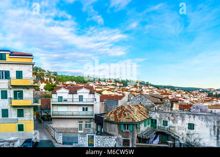 Malerischer Blick auf traditionelle Architektur in der Altstadt von Sibenik, Kroatien, Dalmatien Region. Stockfoto