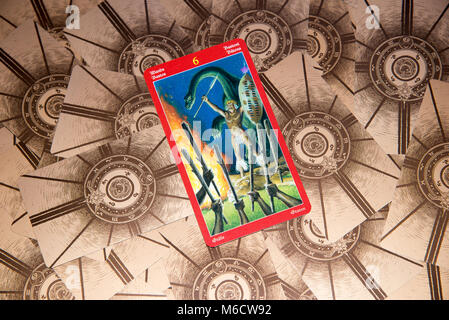 Moskau, Russland - 18. Februar 2018: Tarot Karte Sechs der Kelche. Dragon tarot Deck. Esoterische geheimnisvollen Hintergrund im gotischen Stil Stockfoto
