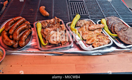 Frisch zubereitet und gegrilltem Fleisch gebraten auf Angebot für Kunden. Stockfoto