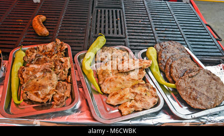 Frisch zubereitet und gegrilltem Fleisch gebraten auf Angebot für Kunden. Stockfoto